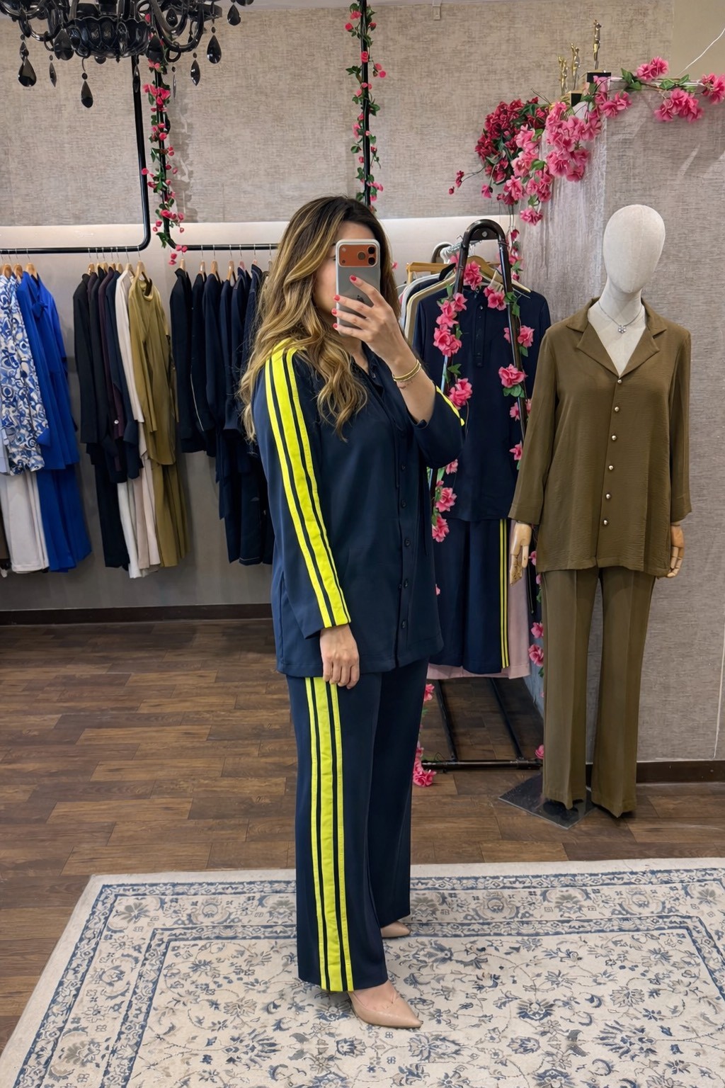 THE NAVY HOODIE SET WITH A TOUCH OF NEON