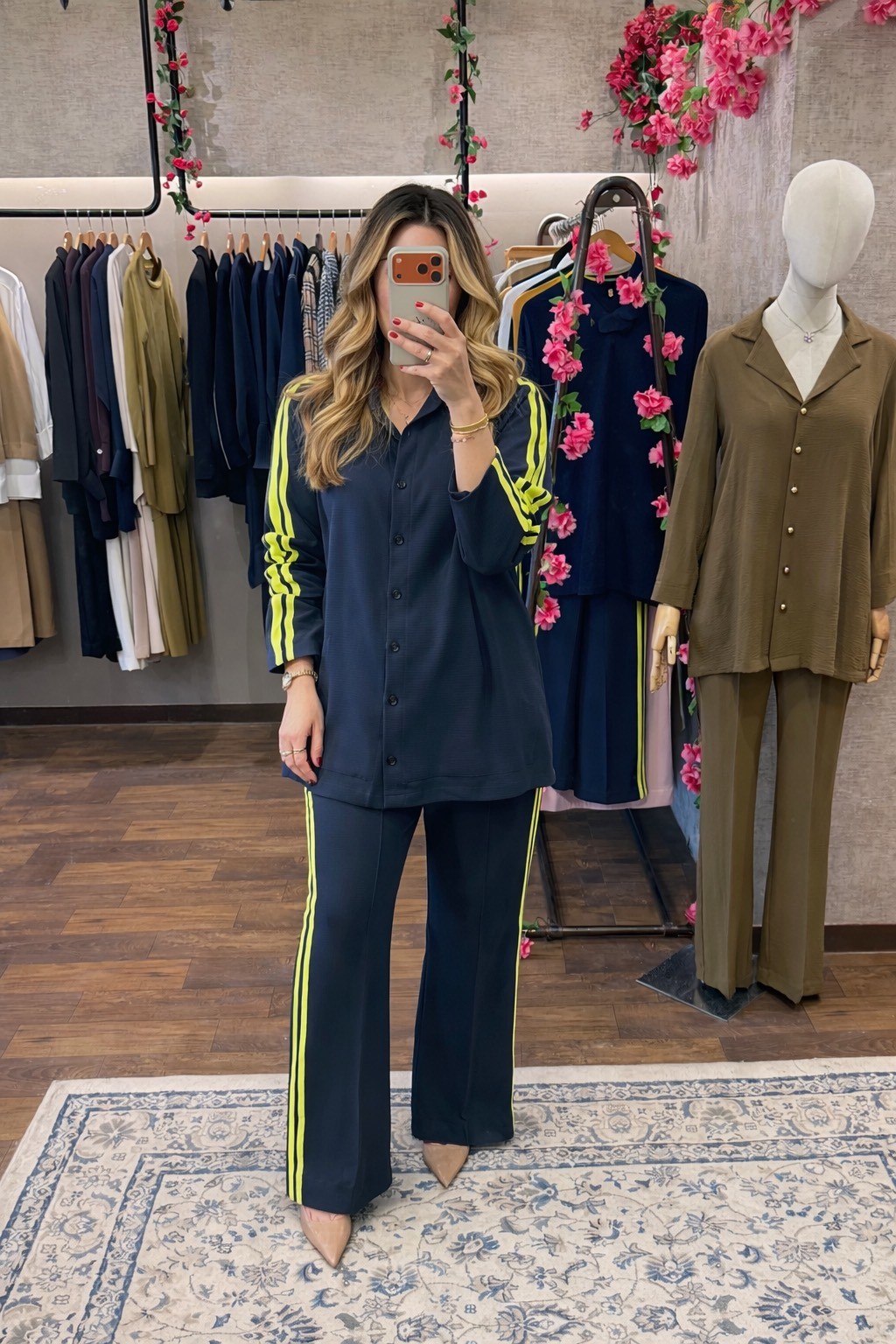 THE NAVY HOODIE SET WITH A TOUCH OF NEON