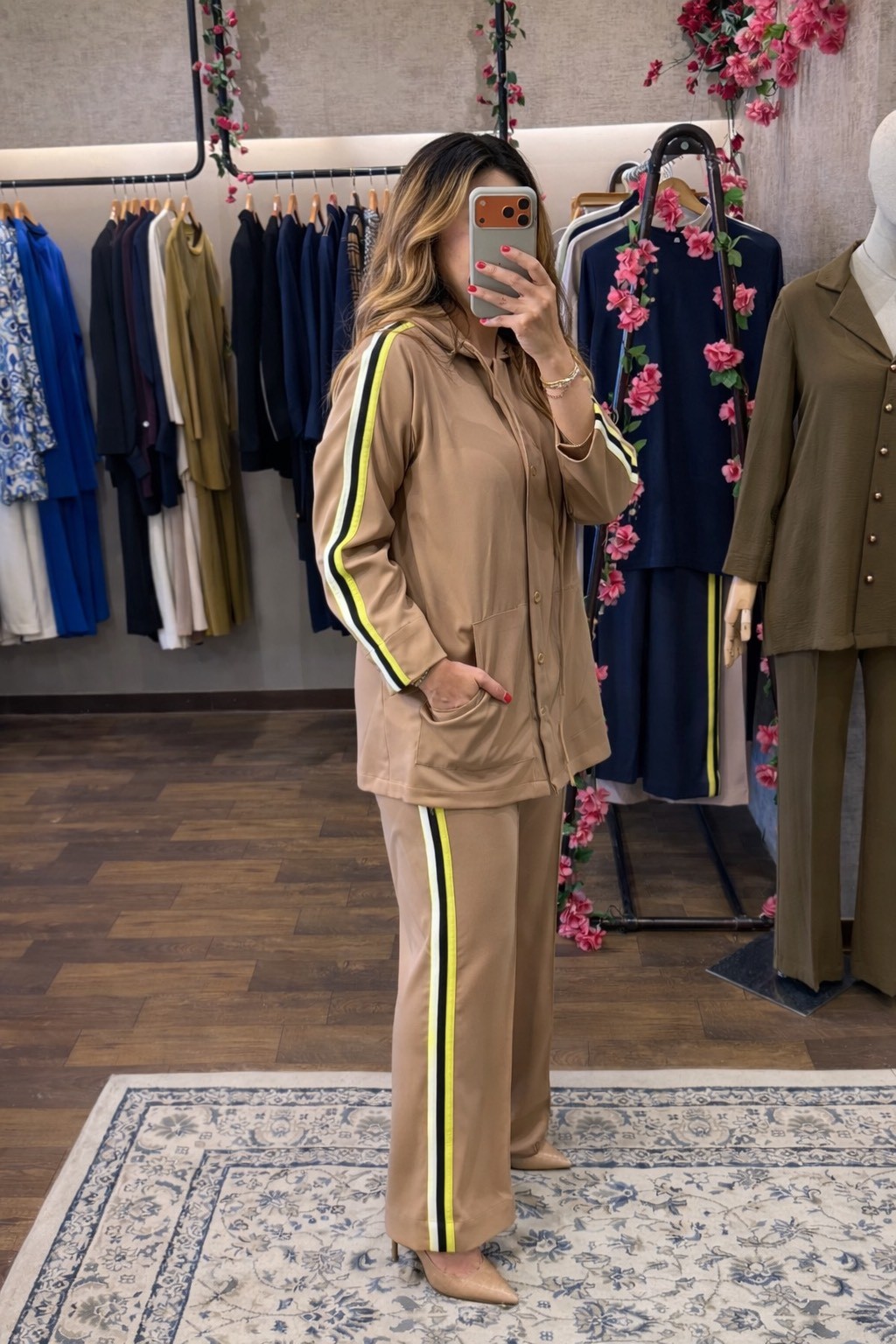 THE BEIGE HOODIE WITH NEON SET